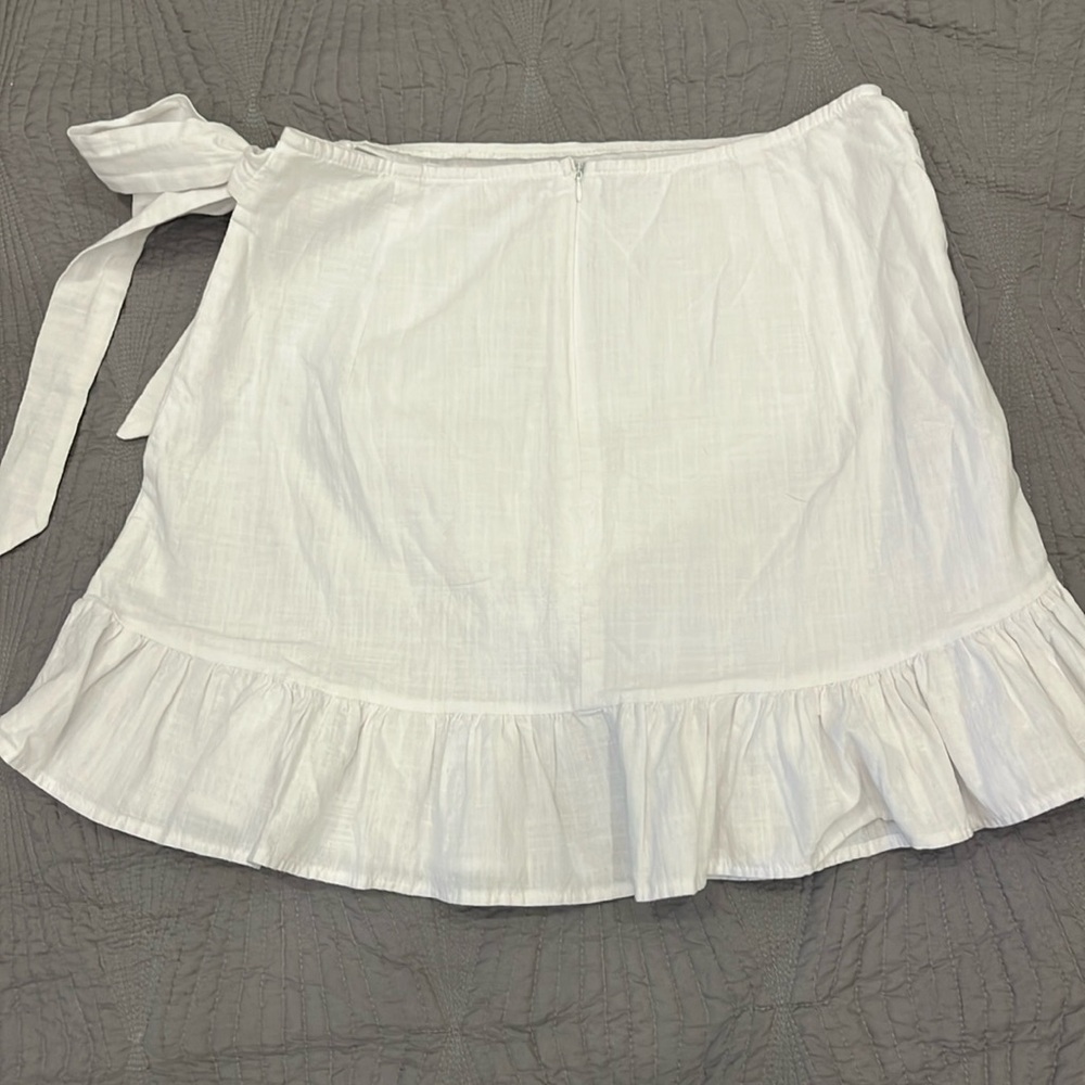 White Women’s rayon ruffled faux wrap mini skirt with tie size M - Picture 4 of 9
